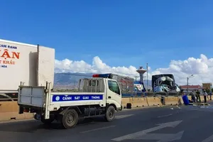 Tài xế xe tải tử vong vì tông vào ô tô đông lạnh cùng chiều