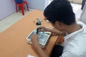 Bình Thuận: HS chế tạo máy rửa tay tự động chỉ 300.000 đồng
