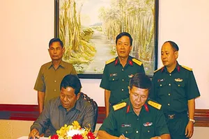 Tặng khẩu trang cho quân đội Campuchia chống dịch COVID-19