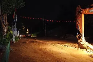 Lũ cát trên đồi cao ập xuống lấp cả đoạn đường Mũi Né