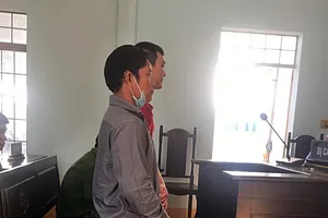 Hai cha con cùng hiếp dâm cô gái đến có thai ra tòa 