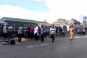 Chạy xe máy ngược chiều vào làn ô tô, 2 người thương vong