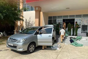 Bắt giữ ô tô chở hơn 1.000 cây thuốc lá và ma túy đá