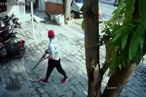 Đánh chủ resort bằng báng súng rồi lên xe BMW thoát đi