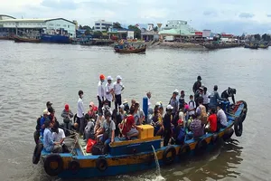 192 thí sinh đảo Phú Quý vượt biển vào đất liền dự thi PTTH