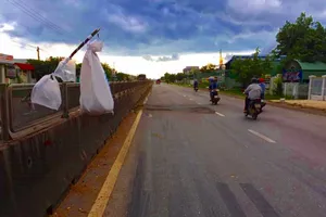 'Biển báo giao thông' trên QL1 kỳ lạ nhất Việt Nam