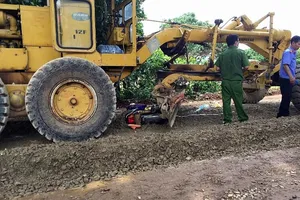 Xe ủi đất chạy lùi cuốn 2 mẹ con vào gầm