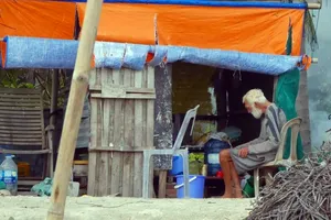 Ông Tây trong căn chòi rách và ngư dân nghèo Mũi Né