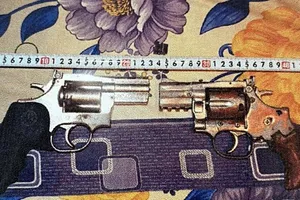 Khám nhà người nghiện, phát hiện 2 khẩu súng và 53 viên đạn 