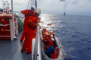 Tàu cá bị đâm chìm: 1 người mất tích, nhiều người bị thương