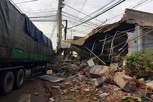 Bình Thuận: Xe đầu kéo tông sập cửa hàng bán đồ điện 