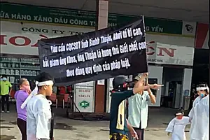 Bình Thuận: Vợ con người bị truy sát đeo khăn tang đi kêu cứu