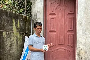 Tên trộm chê tiền lẻ quăng lại mấy xấp cho khổ chủ