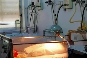 Cứu sống bé sơ sinh bị cột trong túi nylon bỏ rơi ven đường