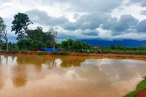 Điều tra người đàn ông nằm chết cạnh bờ ao