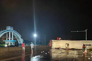 Bình Thuận: Lật xe khách giường nằm, 17 người bị thương