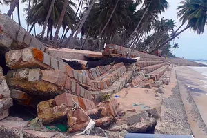 Bình Thuận sóng lớn đánh chìm một thuyền đánh cá