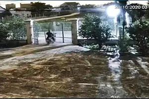 Táo tợn tông sập cổng để trộm xe máy ở Bình Thuận