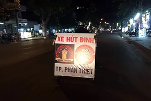 Nhóm 'hiệp sĩ' ra mắt xe hút đinh tại TP Phan Thiết