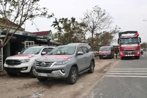 Kiểm tra tất cả xe cứu trợ miền Trung trước khi qua trạm BOT