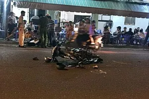 Diễn phun lửa trước quán nhậu, thiếu nữ bị xe tông thiệt mạng