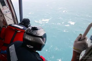 Đưa trực thăng tìm 2 nhân viên hải đăng bị sóng cuốn mất tích