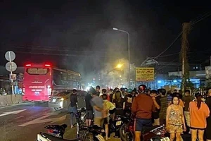 Rất đông người hiếu kỳ đến theo dõi hiện trường vụ tai nạn.