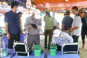 Thu 6 chiếc cân gian bán hải sản ở Làng chài Mũi Né 