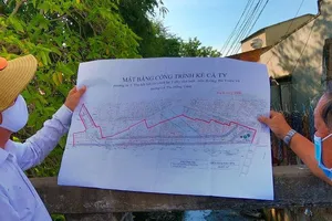 'Tam trụ' Bình Thuận thị sát xóm nghèo ven sông Cà Ty