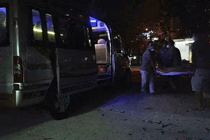 Thi thể một nạn nhân được người nhà đưa về lo hậu sự. Ảnh: PN