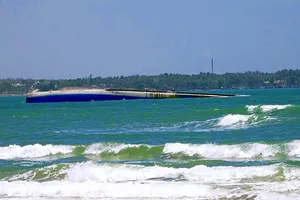 2 đội người nhái lặn khảo sát con tàu chìm ở Mũi Né