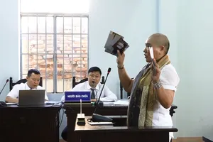 Phạt tù người 2 lần đến tòa chửi bới livestream trên mạng