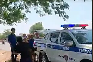 Bị CSGT dừng xe, tài xế cởi áo 'đại náo' QL1