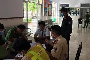 Lập biên bản lái xe taxi. Ảnh: CTV