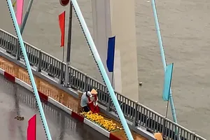 Hỗ trợ cụ bà được trao áo mưa trong clip xúc động trên mạng 