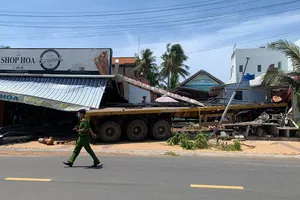 Xe đầu kéo tông vào nhà dân, tài xế kẹt trong cabin