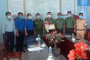 Khen thưởng 1 Thiếu úy công an dũng cảm cứu người trên biển