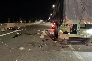 Bình Thuận: Tông đuôi xe tải đang dừng, 3 thiếu nữ thương vong