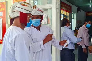 Cử tri đồng bào Chăm ở Bình Thuận mặc trang phục đẹp đi bầu cử