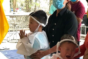 Thương tâm 2 bé trai con của đôi vợ chồng bị đốt ở Thủ Đức