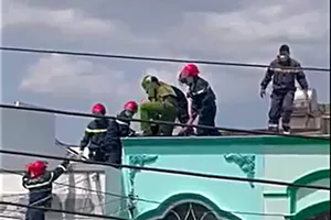 Thanh niên ở Bình Thuận nghi ngáo đá cầm dao leo lên nóc nhà 