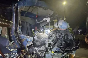 Ô tô tải tông đuôi xe chạy cùng chiều ở Bình Thuận, phụ xe tử vong 