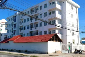 Phong tỏa chung cư nơi ở của bác sĩ nghi nhiễm COVID-19 ở Bình Thuận