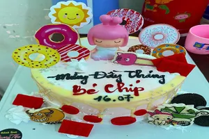 Xúc động chiếc bánh kem bác sĩ tặng Chip, bé sơ sinh nhiễm COVID-19