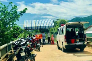 Xử lý người cách ly nhưng ra ngoài ăn nhậu làm 369 hộ dân bị phong tỏa