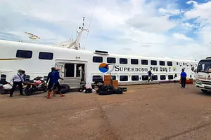 Thanh tra giao thông làm việc với nhà xe chở người từ vùng dịch về Bình Thuận