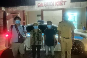 3 người đi bộ hàng trăm cây số đã được CSGT đưa lên tàu về quê