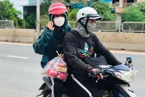 Ấm áp nghĩa đồng bào ở điểm tiếp sức đường về quê