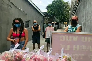 Bình Thuận: Tặng gạo, rau củ cho 36 người nước ngoài ở trong khu phong tỏa