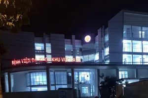 1 bệnh nhân COVID-19 nghiện ma túy phá cửa sổ, nhảy lầu bỏ trốn